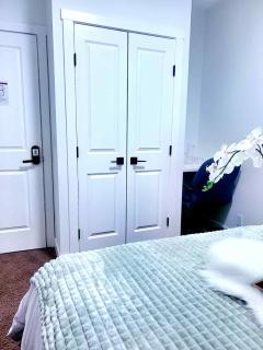Cozy Room 1 Private Entry Near UofC SAIT Airport - 8
