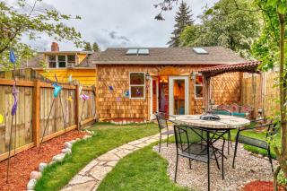 Sweet Sunshine Suite- Artistic, cozy, and colorful - 6
