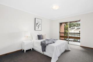 Modern, Comfortable Home Steps from Swan River in South Perth - 3