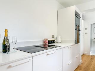New - Luxury City Centre Apartment - Free Private Parking - 3