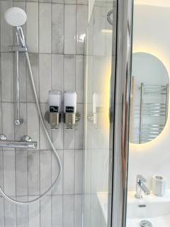 New - Luxury City Centre Apartment - Free Private Parking - 2