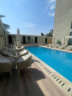 Modern Studio 10 min to Airport Pool & Gym - 9