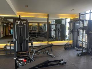Modern Studio 10 min to Airport Pool & Gym - 8