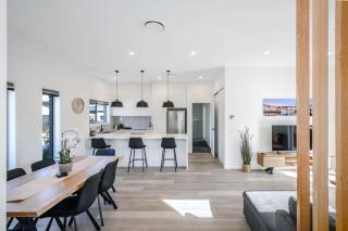 Villa Nine Sleeps 6 10Mins to CBD Airport - 9
