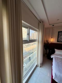 Celeste Suites - 1BR Self Checkin - Pool - Gulberg Lahore - 4