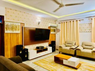 LUXIRIOUS Homes - 8
