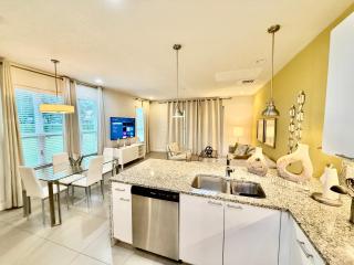 Grand Luxury 3BR Retreat Townhouse near Disney - 6