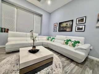 Grand Holiday 1BR Penthouse near Newark Airport - 4