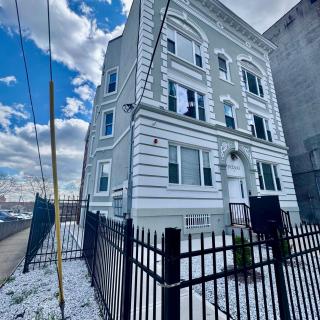 Grand Family 1BR Penthouse near Newark Airport - 3