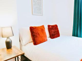 Central 3BR Home with Garden, Fast WiFi & Smart TV, Sleeps 6, Ideal for Contractors & Families - Saint Helens - 2