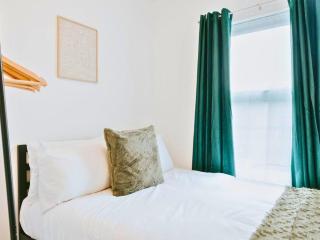 Central 3BR Home with Garden, Fast WiFi & Smart TV, Sleeps 6, Ideal for Contractors & Families - Saint Helens - 5