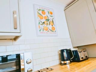 Central 3BR Home with Garden, Fast WiFi & Smart TV, Sleeps 6, Ideal for Contractors & Families - Saint Helens - 3
