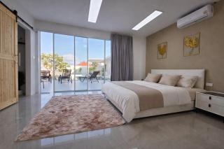 Luxury Villa with Unique Glass Pool 5BR 10 Guests - 1