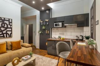 Super Central Cosy 2 plus 1 BR Near NewYork Cafe with Balcony - 1