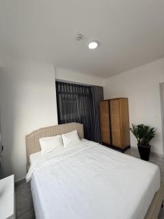 Luxury 2BR Apartment with Landmark 81 View - 1