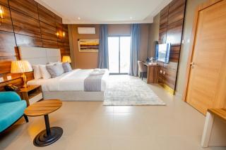 Diamond Den Hotel and Suites - 9