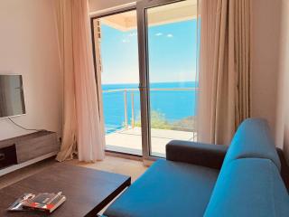 Hillside Apartment with Infinity Pool and Sea View - 8