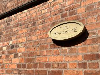The Boathouse - Canal-Side City Flat - 6
