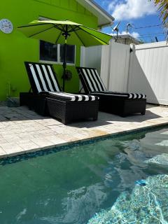 Adorable 2bdr Pool House - Walk to Everything! - 3