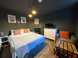 Comfortable Room or Whole House - 4BR 1BATH 1TOILET at Suffolk Pink House, Newmarket - 4