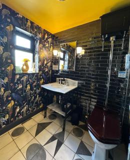 Comfortable Room or Whole House - 4BR 1BATH 1TOILET at Suffolk Pink House, Newmarket - 8