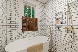 Elizabeth Page House - Charming & Modern Bungalow home - 1