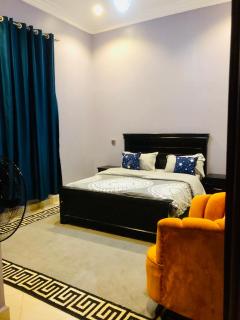A Home Away Apt With Unlimited Wifi - 8