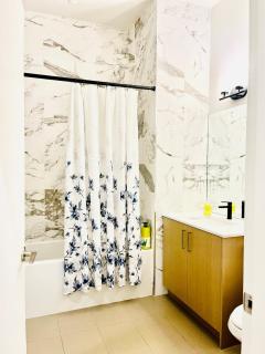 Modern Ground Level 1BR Apartment - Prime Location - 7