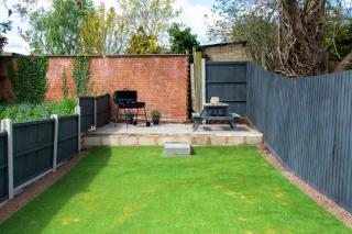 Stylish 3BR Victorian House Garden, BBQ, Parking - 4