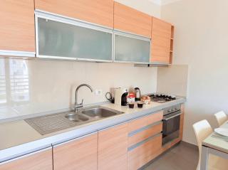 Modern Beach Apartment & Prime Location - 7