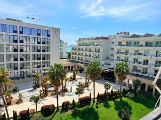 Modern Beach Apartment & Prime Location - 9