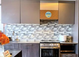 Downtown Toronto Condo with Balcony & Workspace - 8