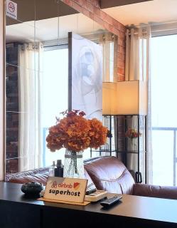 Downtown Toronto Condo with Balcony & Workspace - 3