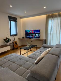 Elegant 2 Bedroom Apartment with Sea View - 8