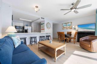 Second-floor airy condo with great views - close to dining & shopping - 2