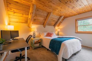 Blue Roof Lodge - Forest Getaway for Groups - 7