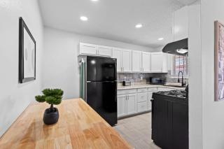 Sleek 2-Bed 1-Bath Home Near Fort Bliss - 6