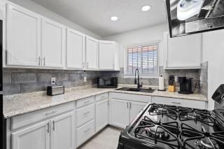 Sleek 2-Bed 1-Bath Home Near Fort Bliss - 3