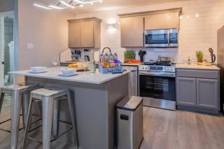 Beautiful Contemporary Suite #06 - 2