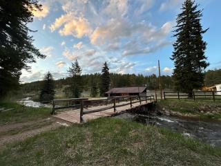 2 Bedroom, 3 Beds River and Mountain Views, Retreat, Private trout creek, Fast WiFi - 7