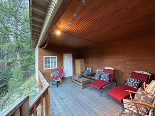 2 Bedroom, 3 Beds River and Mountain Views, Retreat, Private trout creek, Fast WiFi - 9