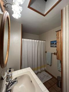 2 Bedroom, 3 Beds River and Mountain Views, Retreat, Private trout creek, Fast WiFi - 4