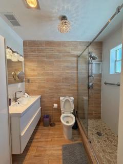Bright 2BR Coastal Suite Apt12 - 2