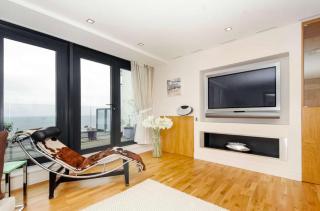 Luxury Top-Floor Apartment with Panoramic Sea View - 5