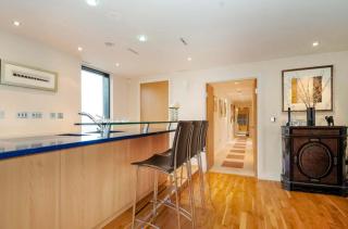 Luxury Top-Floor Apartment with Panoramic Sea View - 4