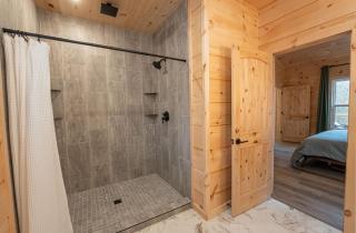 Skyward Chalet - Hot Tub - Fire Pit - Deck - RRG - 4