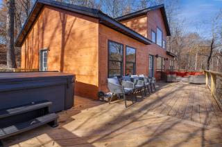 Skyward Chalet - Hot Tub - Fire Pit - Deck - RRG - 2