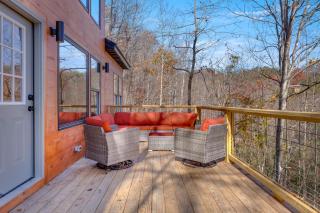 Skyward Chalet - Hot Tub - Fire Pit - Deck - RRG - 1