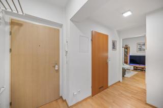 Cozy Apartment near Airport & City Center with Private Garden - 4