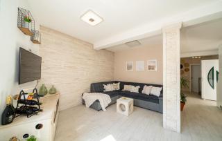 2 Bedroom Awesome Home In Selca - 8